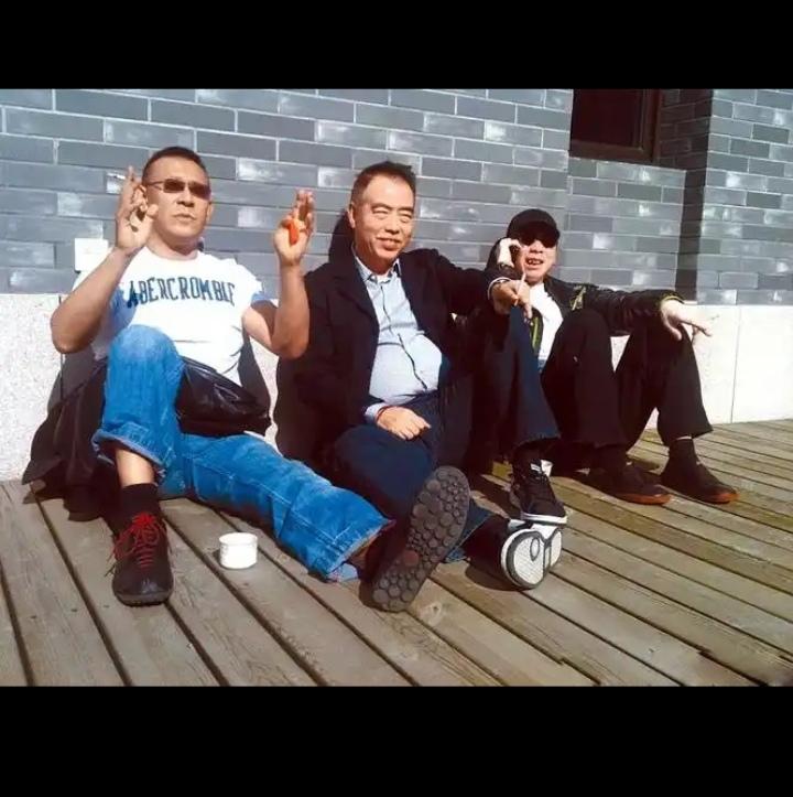 论装杯，这三位是一个比一个能装，可要是论拍电影，三个加起来都比不过一个周星驰！冯
