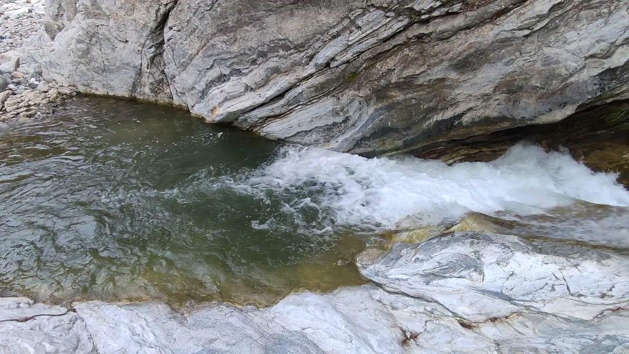 走进秦岭深处，在蓝田辋川李家河水库旁，发现了一处被瀑布承包的清净世界。这里没有城