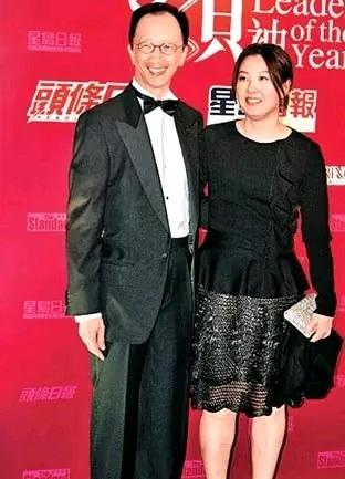 梁锦松笑言和伏明霞的婚姻是迟来的幸福
梁锦松在一次公开场合中曾经拿杨振宁开玩笑说