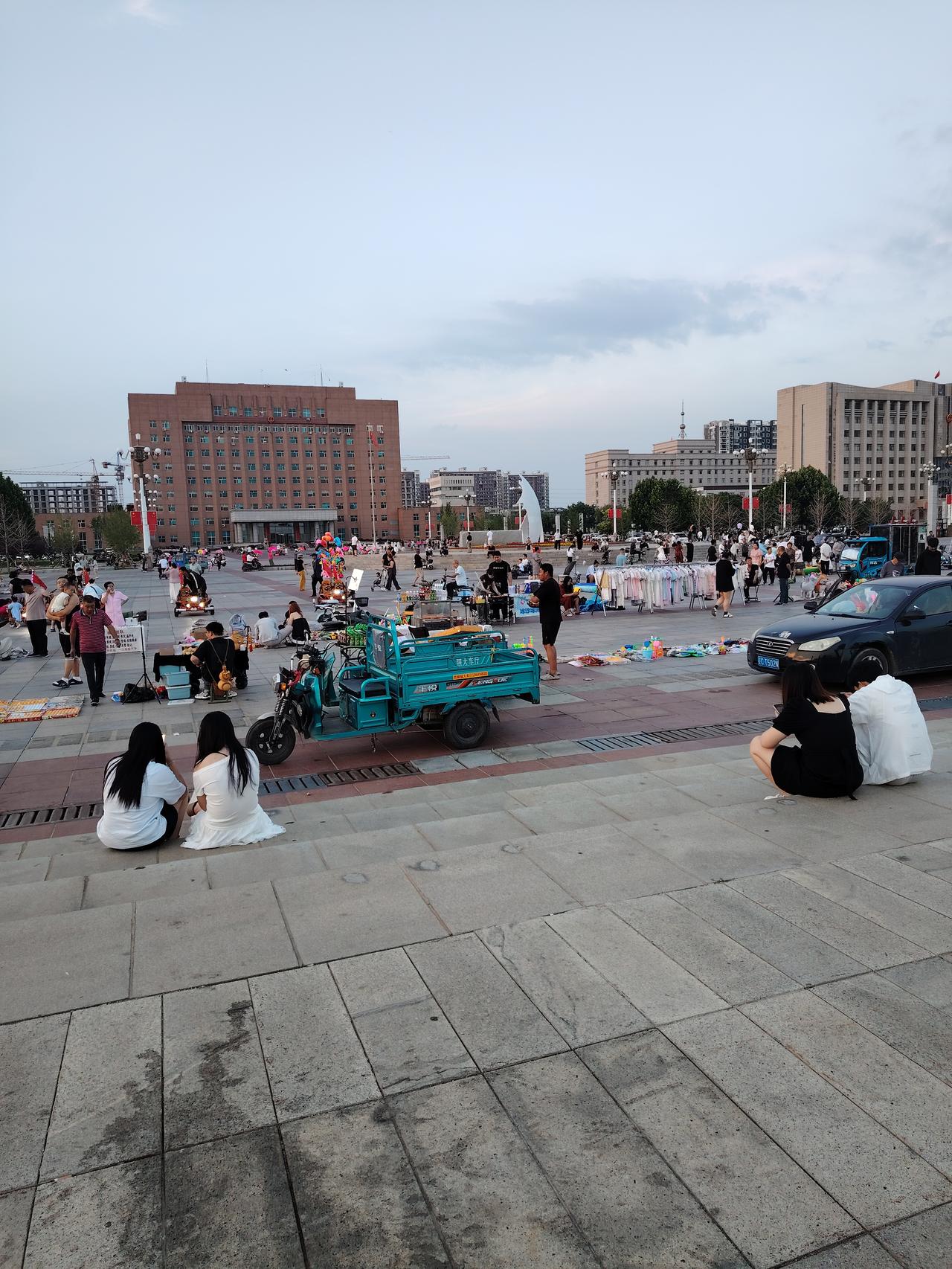 海城这个小地方，夜市看着像是挺繁华的，其实感觉就是在内卷。