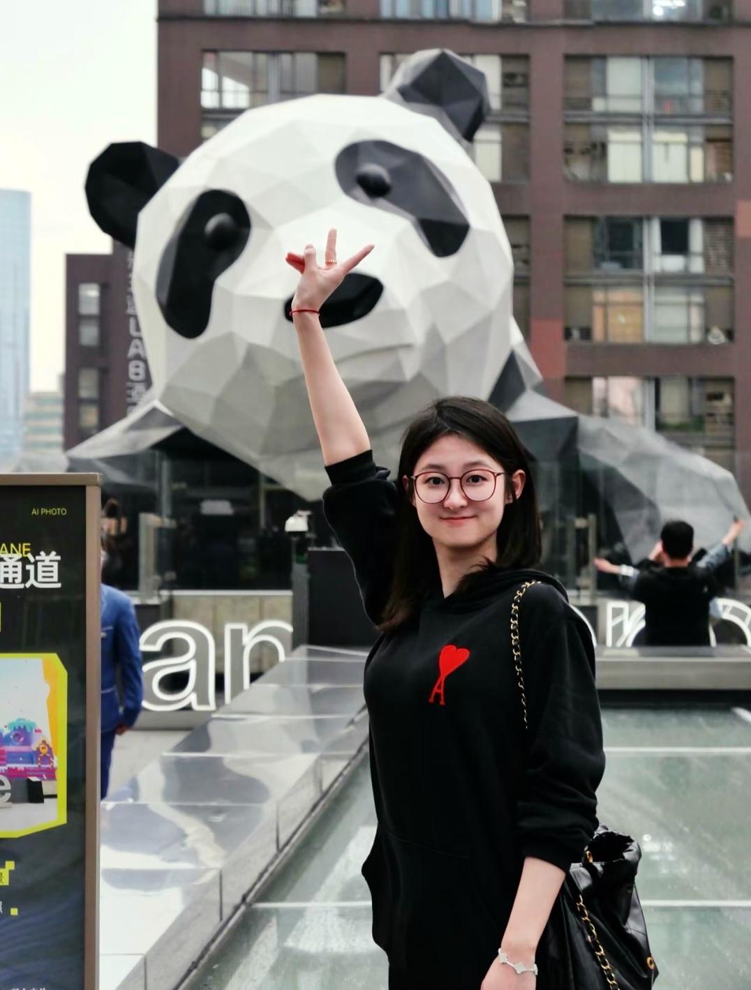 发一张图证明你去过成都
这就是

主角是个网红哦
知道她是谁吗

成都潮流打卡地