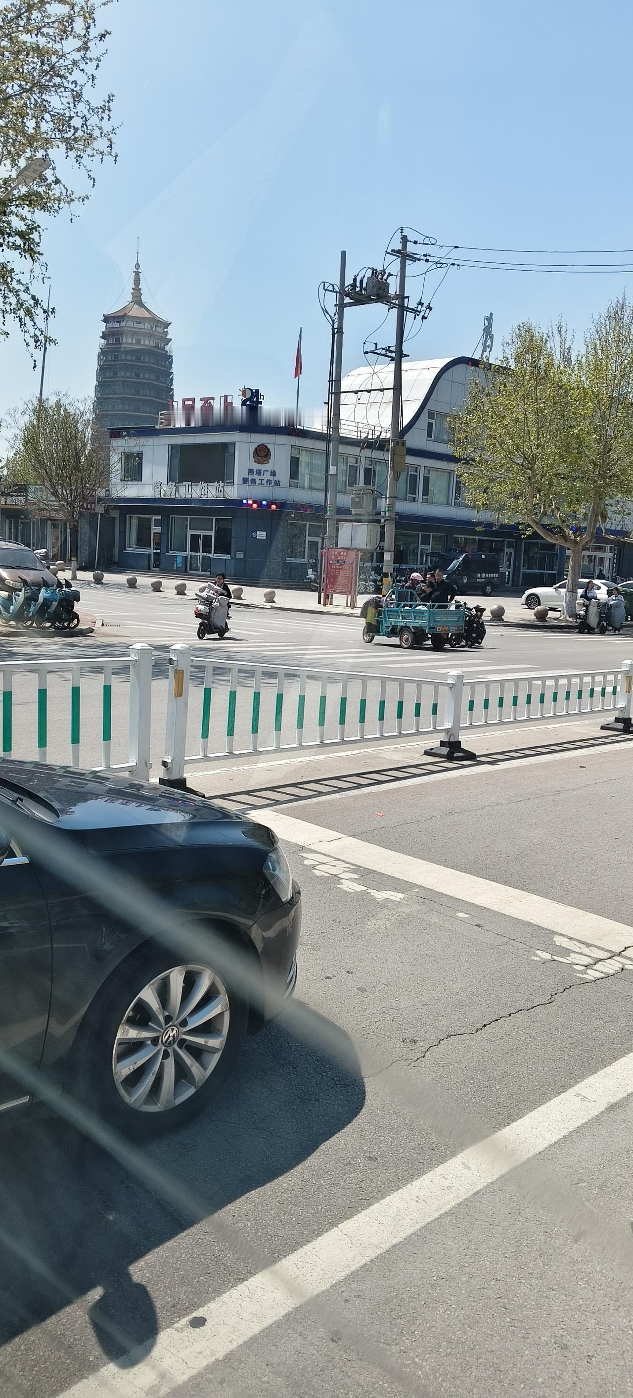 今天路过此地，发现一座宝塔，便随手拿起手机拍摄了几张照片，你们都能猜到这是哪里吗