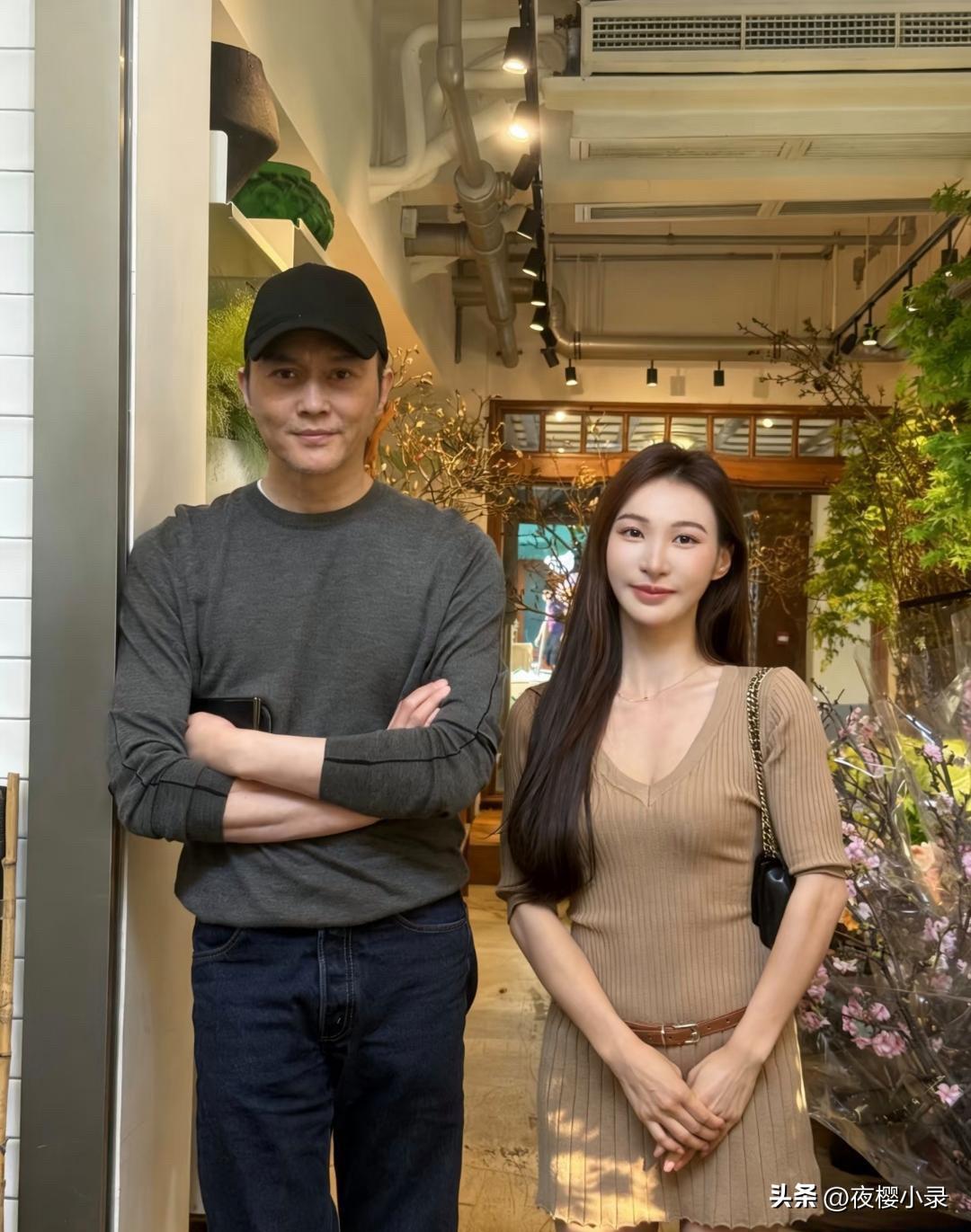 55岁张智霖在香港浅水湾逛街被偶遇，他的打扮绅士有型，身材非常好，脸部素颜皮肤好