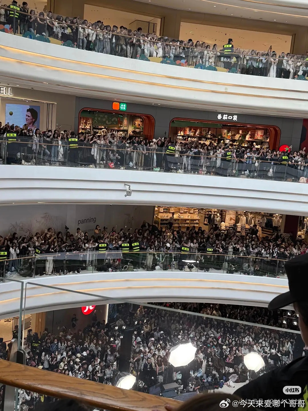 田曦薇今日线下活动人气，工作日依旧人山人海好火爆啊 