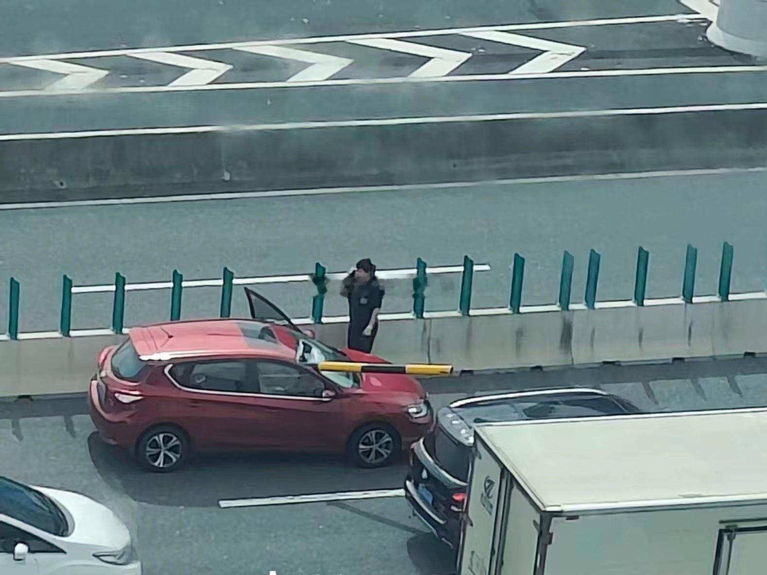 苏州高架桥苏州星港街高架跨线桥惊险一幕！货车撞上限高杆，断裂钢杆如同标枪横飞，直