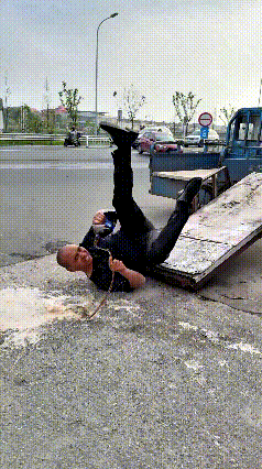 注意看！这大哥刚买瓶大可乐，坐板车上美滋滋喝着，眼瞅着旁边有人坐车上，他也想挪过