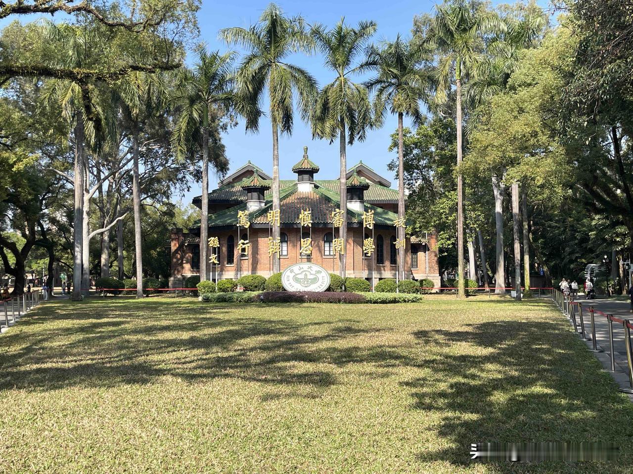 “我走过的岁月，像一锅越煮越香的火锅底料，酸甜苦辣都熬成了回味的香，偶尔冒几个泡