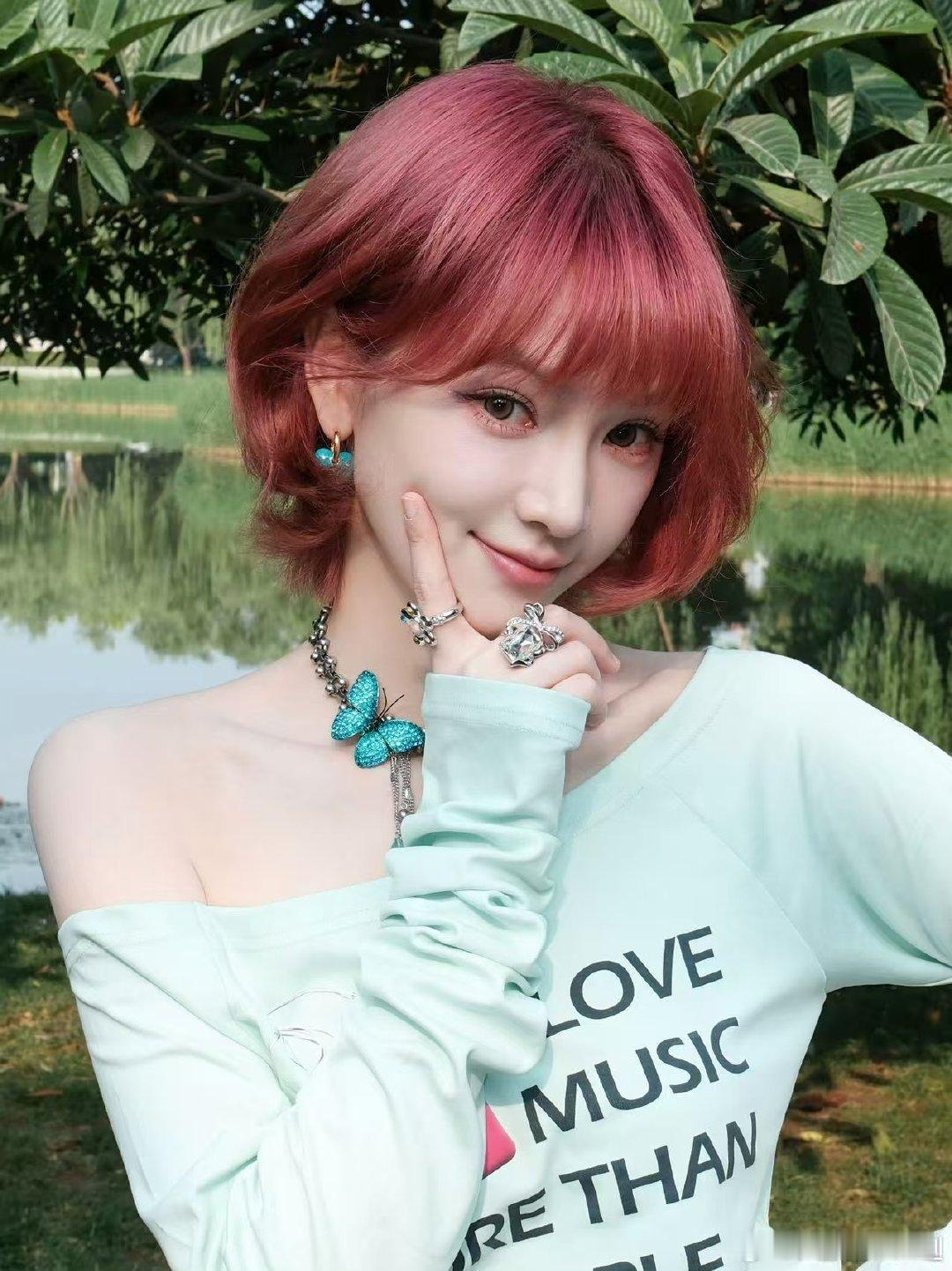 黄灿灿 不完美但勇敢的少女英雄 以笑脸馈赠世间美好，独自承受不安与敏感，不完美才