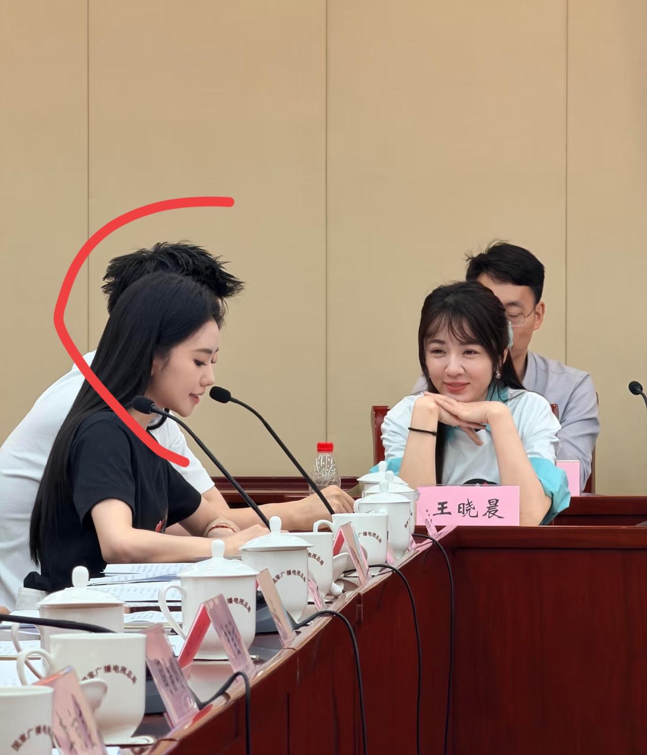 大美女王晓晨旁边这个穿黑色短袖的女人是谁啊？怎么这么有气质这么漂亮这么有魅力啊！