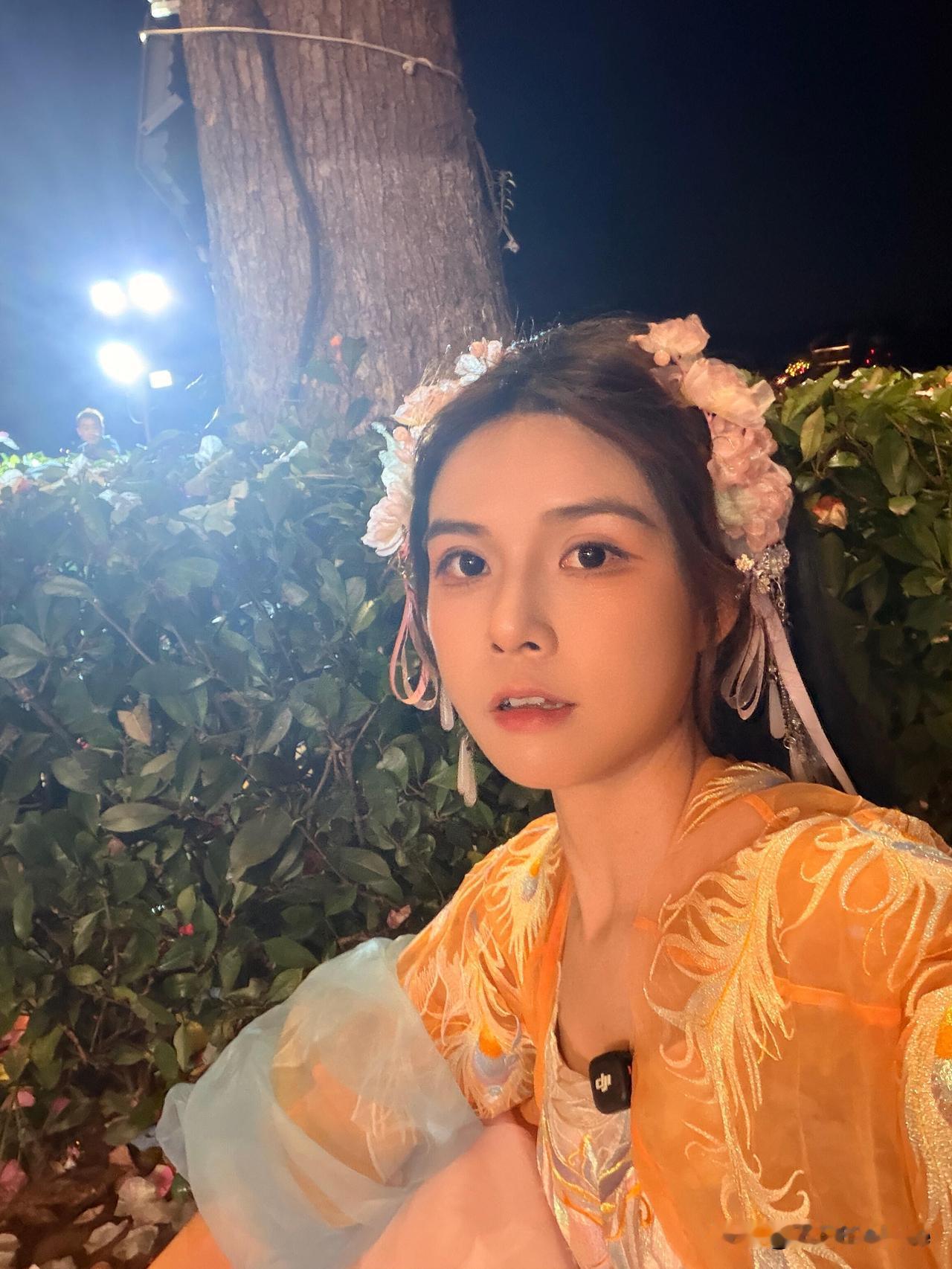 苏醒妻子廖语辰分享生活日常plog，我猜有几张图片是醒哥给她拍的，夫妻俩真的好恩