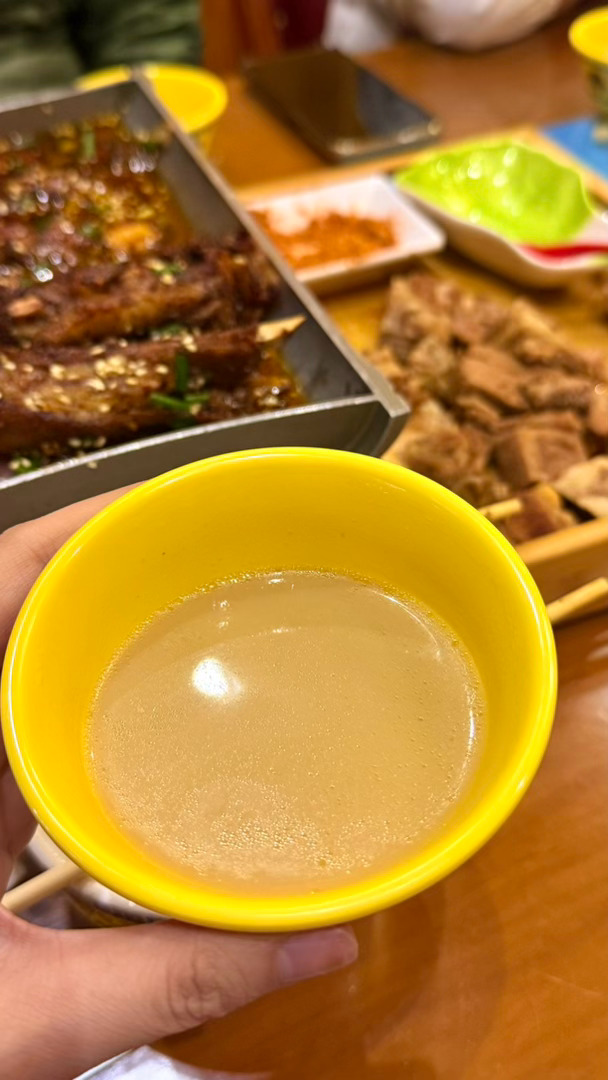 酥油茶就像是有青稞香味的海盐版阿萨姆奶茶 还是无糖版 我特别爱喝这种没有甜味的东