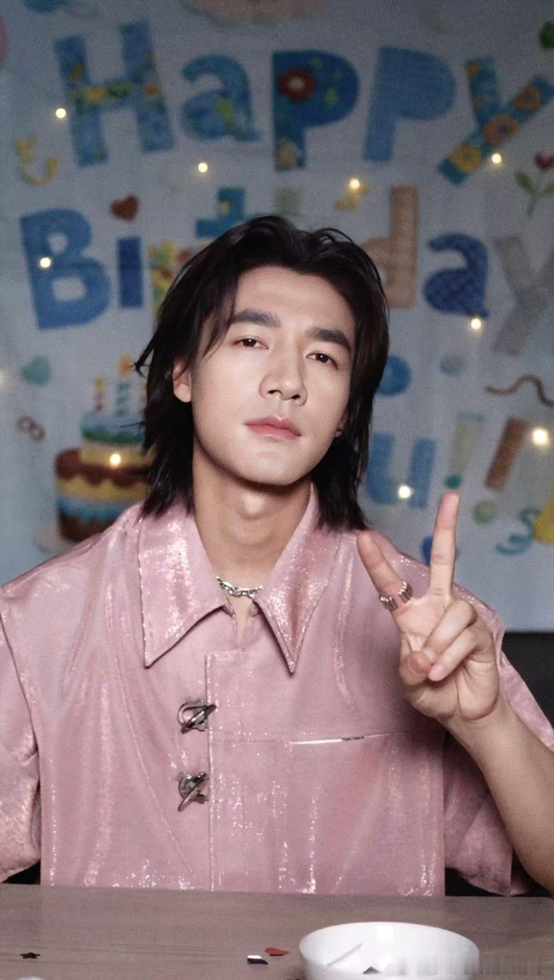 此沙生日直播快乐加倍直击心底，生日遇上新剧开播造就专属浪漫。此沙直播风趣幽默氛围