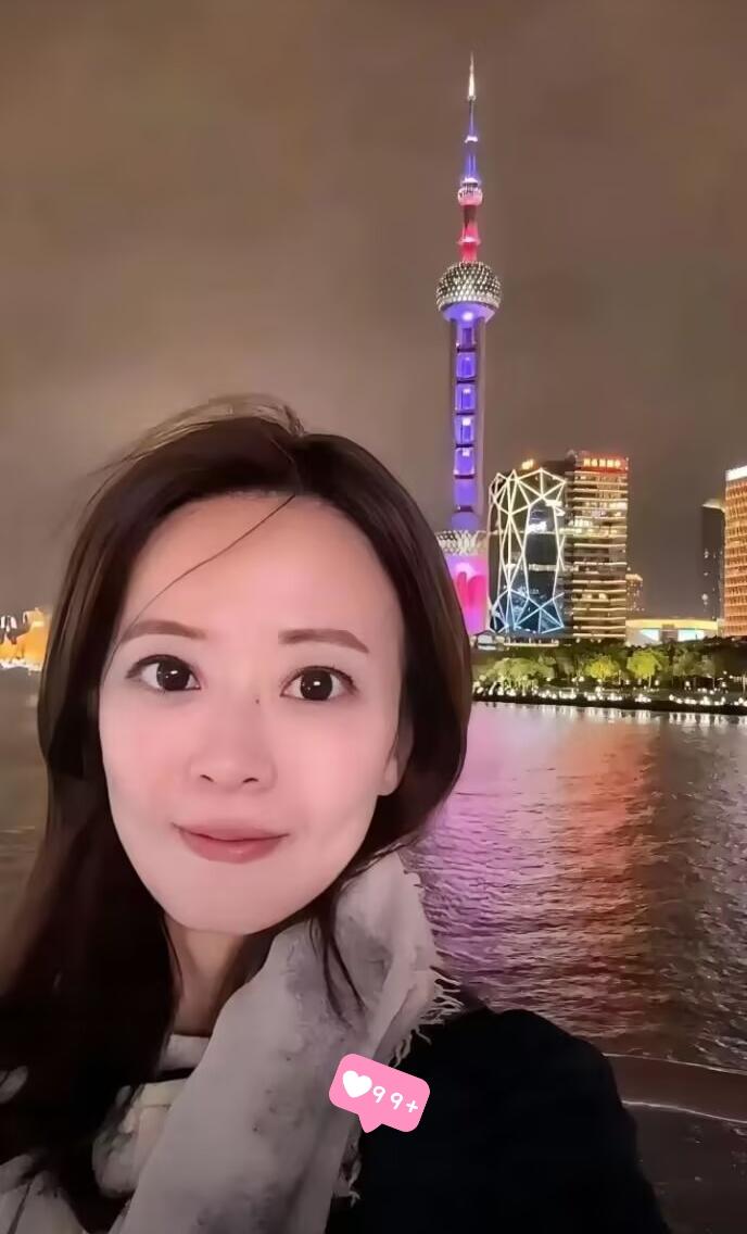  
 
国民党发言人江怡臻参加完会见活动后，从人民大会堂带走了四支铅笔。江怡臻说