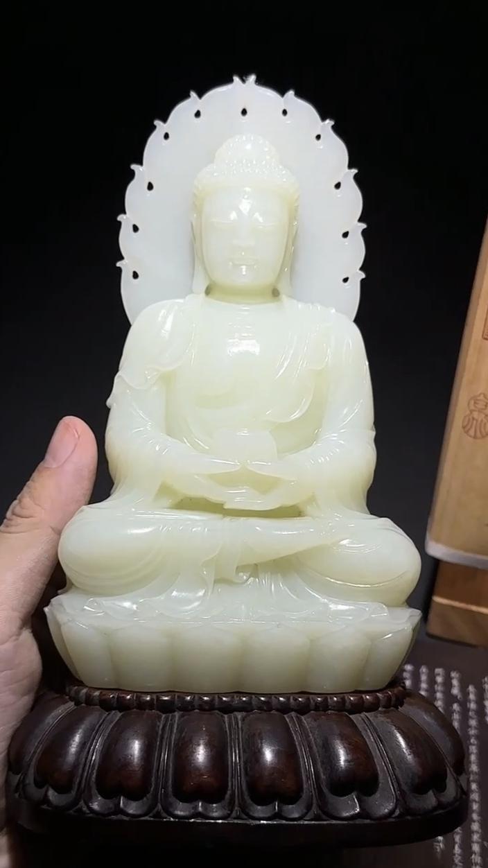 和田玉释迦牟尼坐像好玉配好工，这尊和田玉释迦牟尼坐像，把和田玉的温润和玉雕的灵动