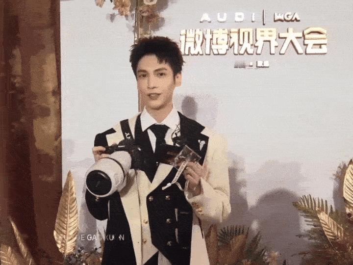 罗云熙视界大会化身摄影师罗云熙这是来当站哥的吧 视界大会现场惊现“隐藏款摄影师”