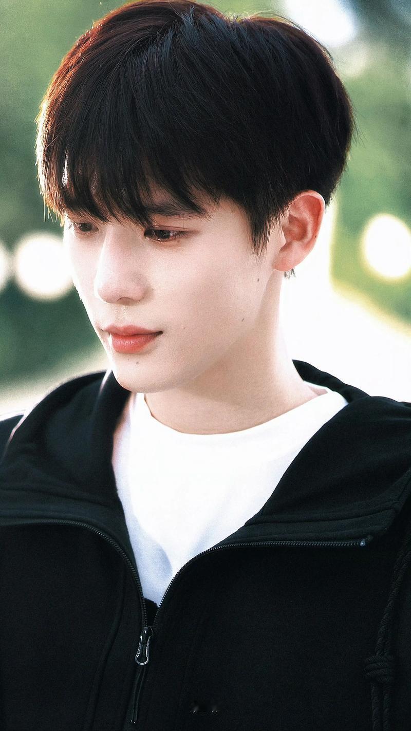 突然被王安宇圈粉，
也明白了他被众多明显喜欢的原因。
他如一颗金子，到处闪闪发光