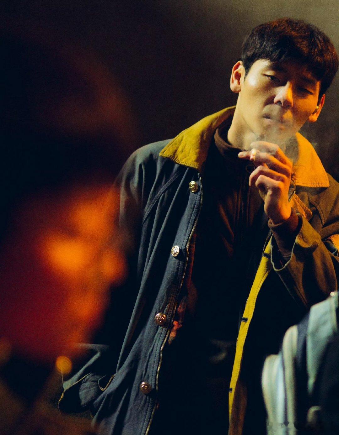 蒋奇明怎么走到哪都像本地人 网友偶遇后直呼没认出来，短裤拖鞋的造型，简直就是当地