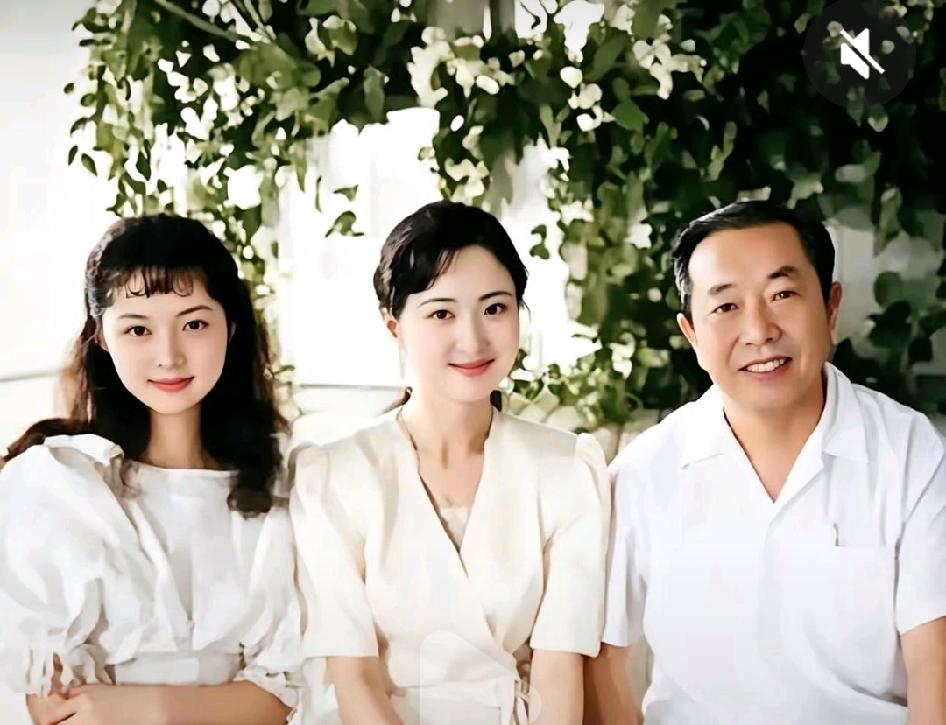 这是饰演林黛玉的陈晓旭与饰演薛宝钗的张莉和时任央视副台长戴临风坐在一起。戴临风对