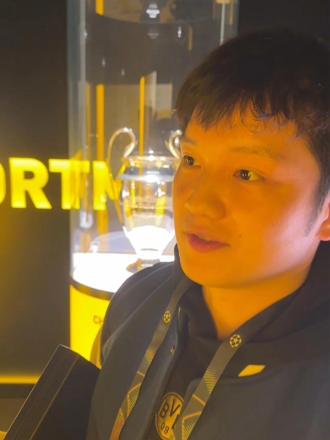 樊振东脸上光芒，这是奖杯之光，幸运加一，实力加一，努力加一！
参观多特蒙德，东哥