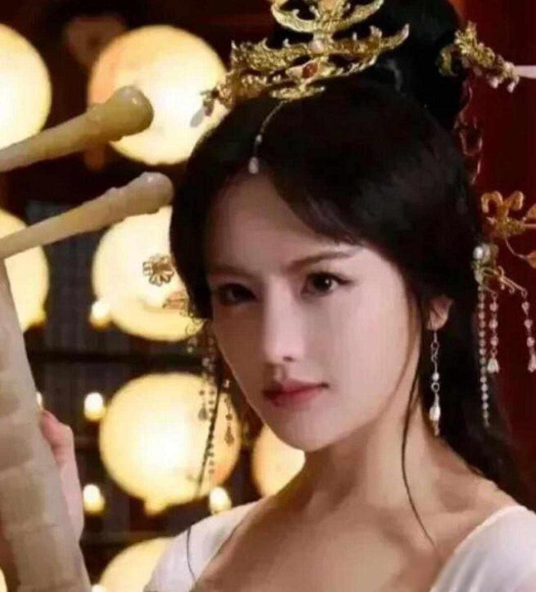 先帝尸骨未寒，新皇帝冲进婶婶房间，大半夜说"侄儿来问安了"。
石敬瑭刚死没几天，