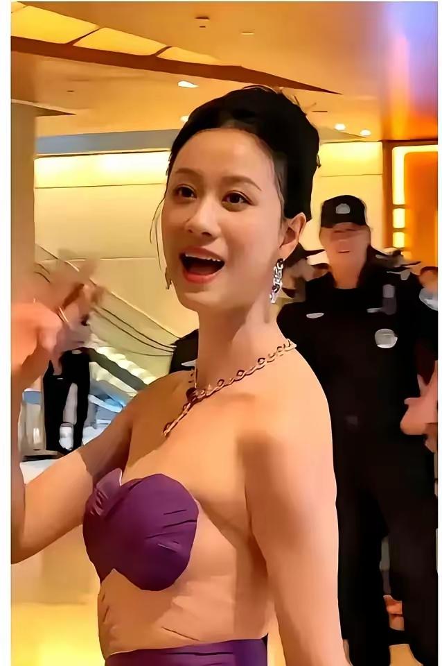 倪虹洁这次红毯造型可算踩雷了！设计师把高腰线硬卡在肋骨最宽的地方，简直把她的身材