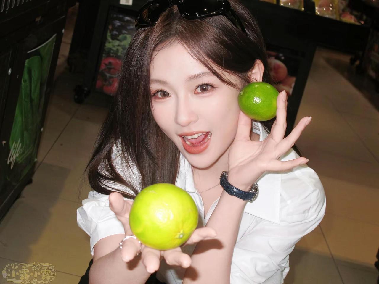 报告！在超市抓到一个卖萌的苏苏，太好看了大小姐🥰🥰@邓灵枢_Demi  邓灵