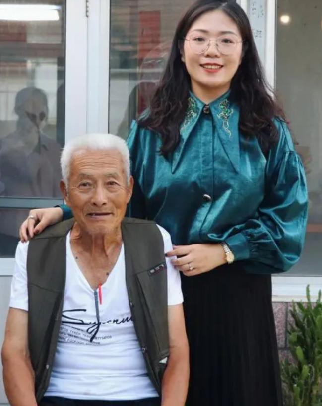 “人间自有真情在！”六年前，25岁山西女孩给80岁山东大爷指路，还给了他一笔钱！