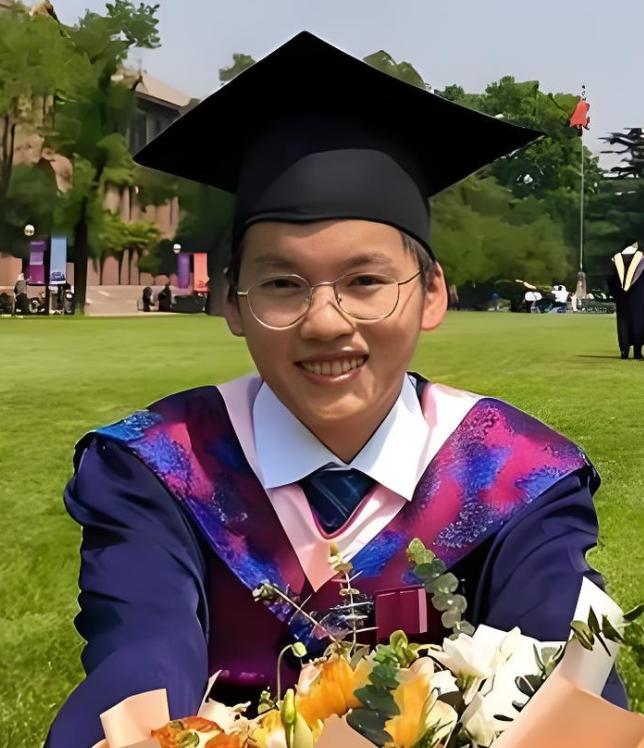 林万东，高考713 分，当年云南曲靖市的高考状元，在工地搬砖时收到了清华通知书，