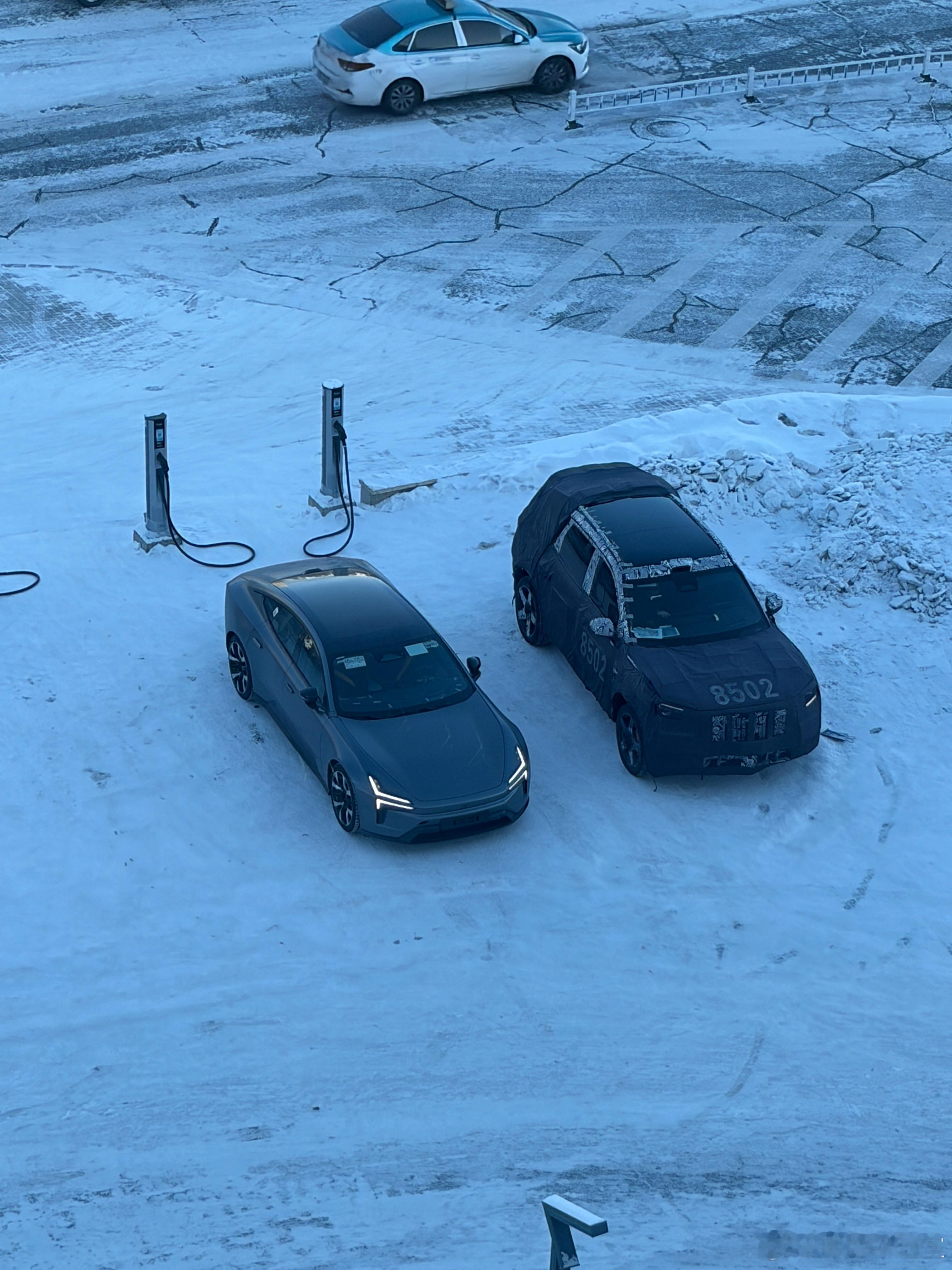 看我见到了什么！极星5的无伪测试车！不过极星目前在国内已经是名存实亡了，这台车大