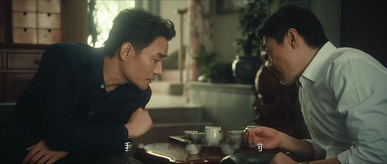 《交锋》里面马憩去见老朱确实让人没想到。

要知道之前他们可是对手啊！

而马憩