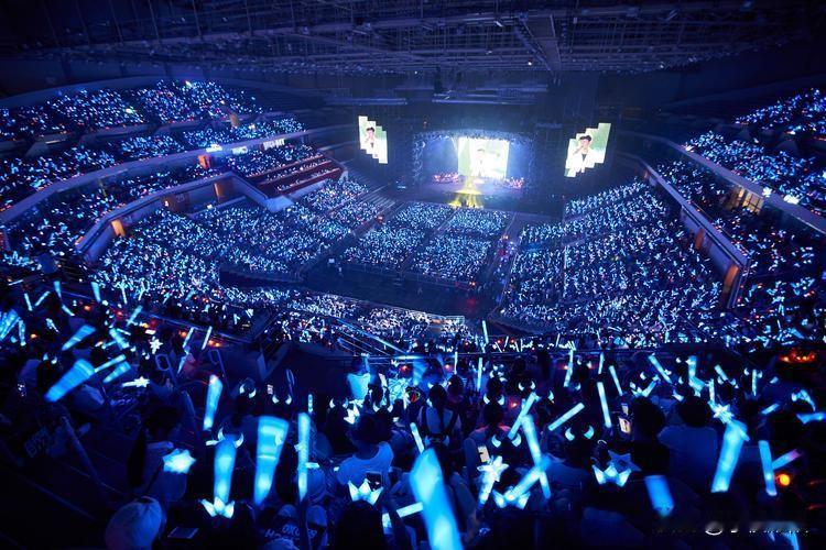张信哲、陈慧琳、海来阿木、苏有朋等，这段时间这种各地的群星演唱会太多了。昨晚我们
