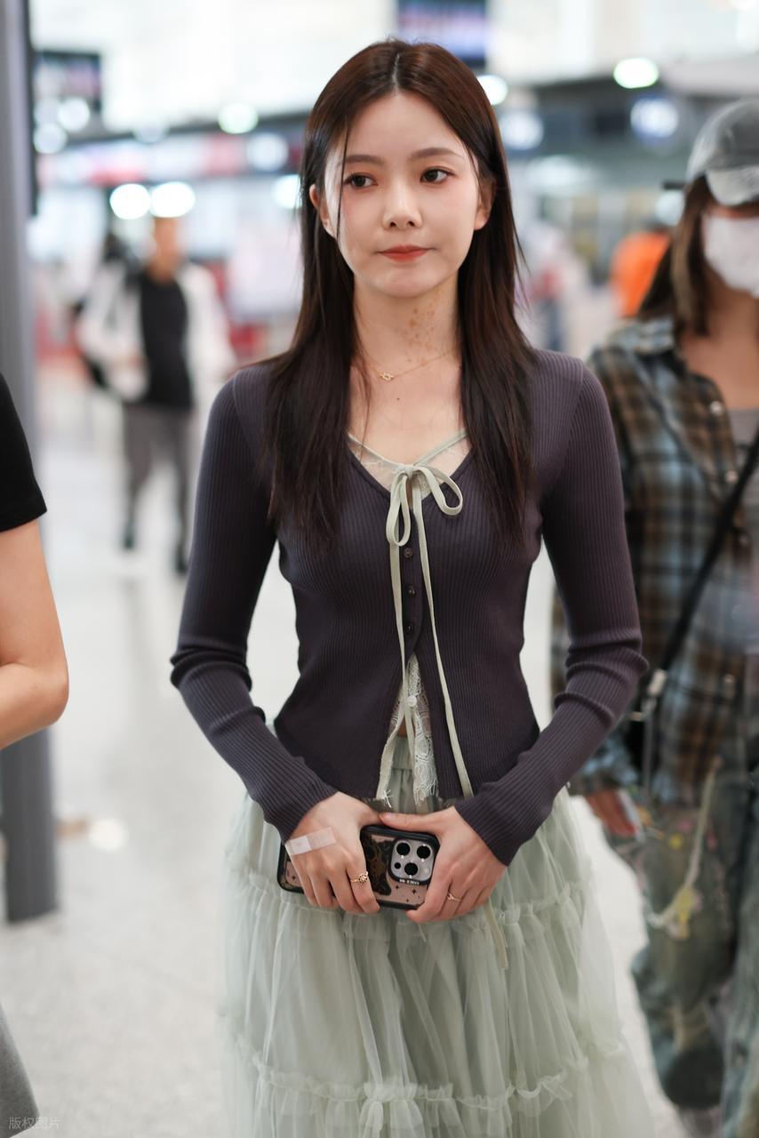 今天陈卓璇亮相北京机场，她这回搭配的像个迷人的仙女，看起来年轻又迷人。

陈卓璇