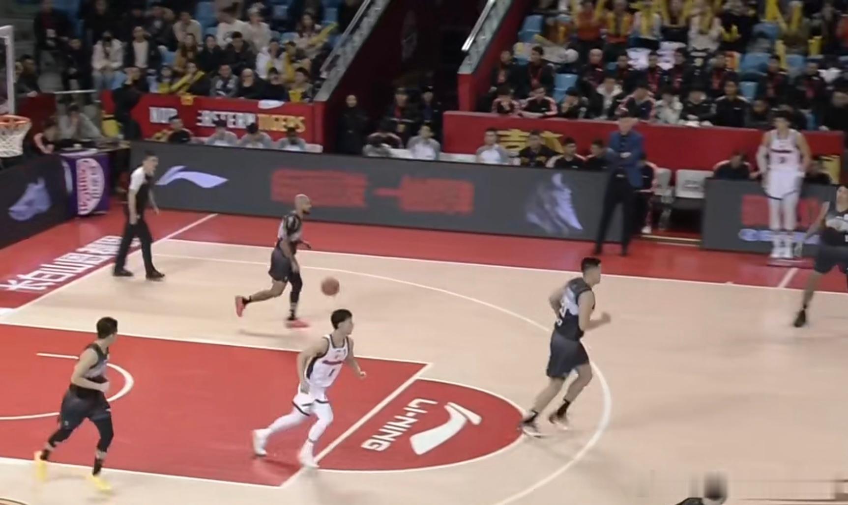 徐杰单节10分，奎因12分，广东男篮以30比28暂时领先吉林男篮2分！快节奏的第