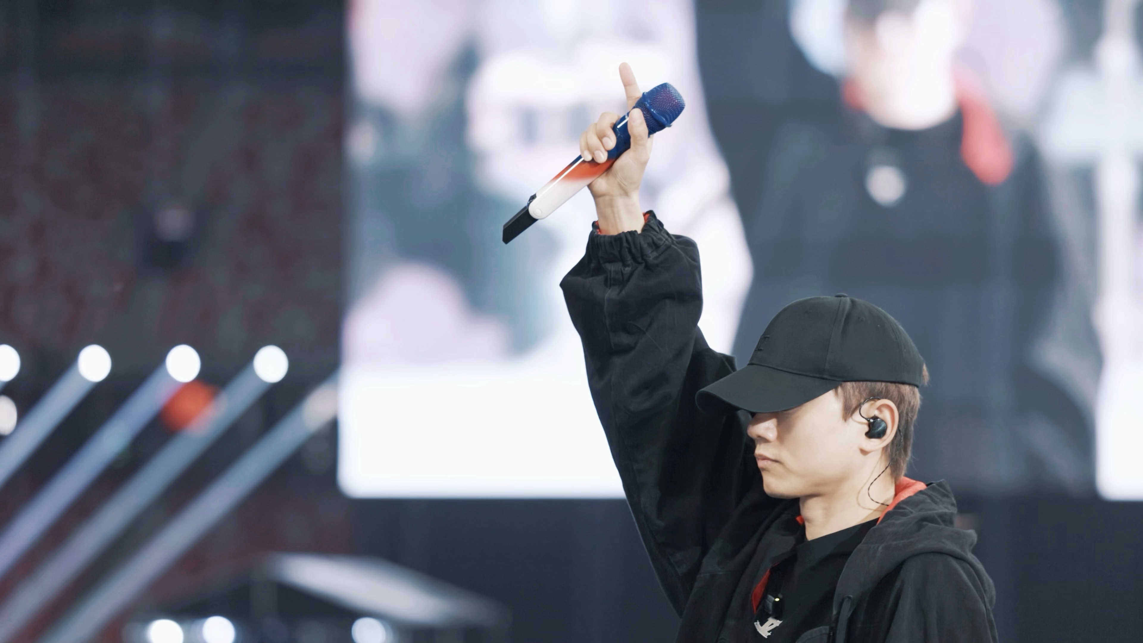 一首歌唱完了没找到张杰 北京演唱会上找张杰找半天，结果人在列车上？这出场方式太出