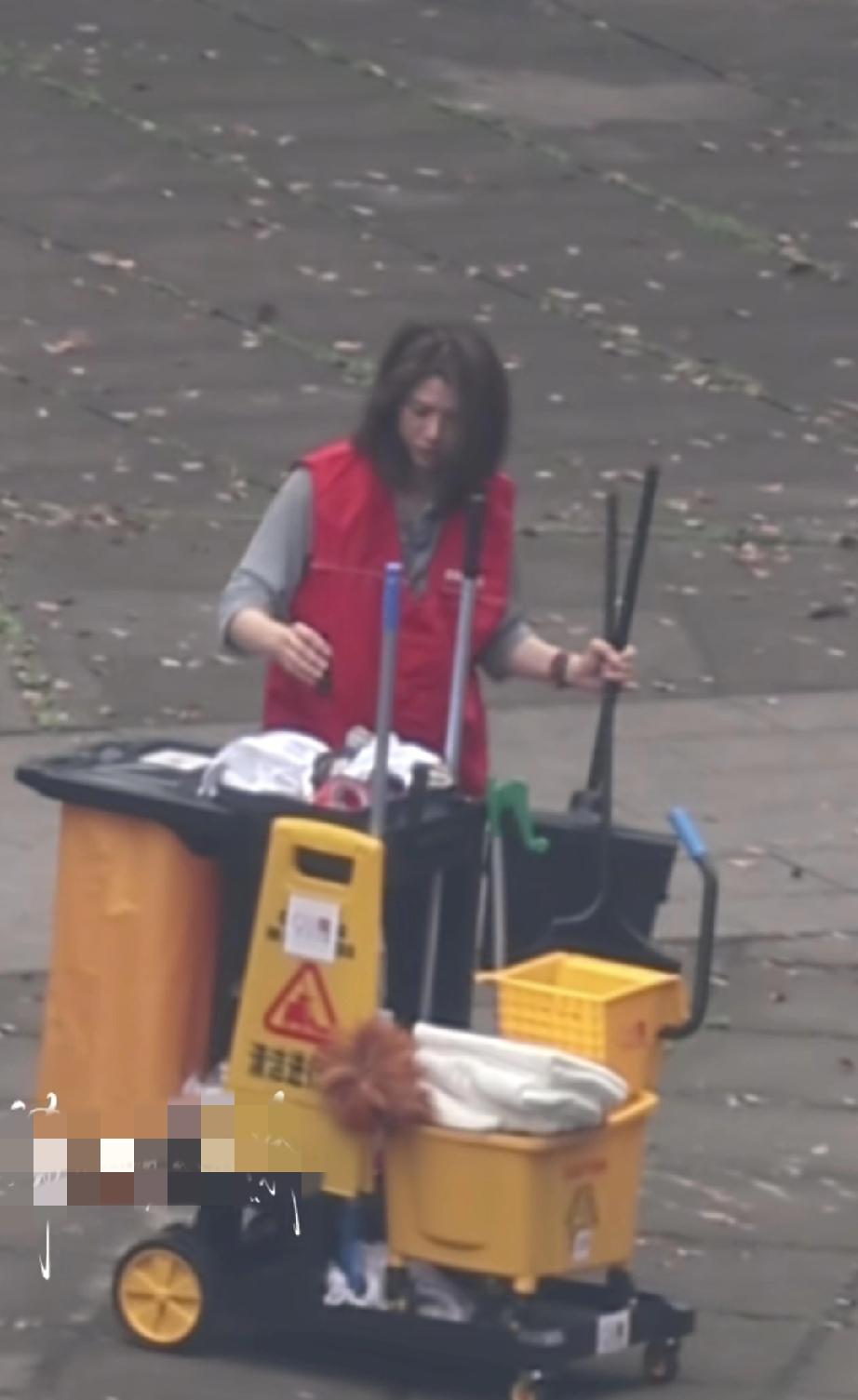 袁咏仪录节目当起了清洁工，现在节目太会整活了，《桃花坞》最近路透，已经54岁的袁