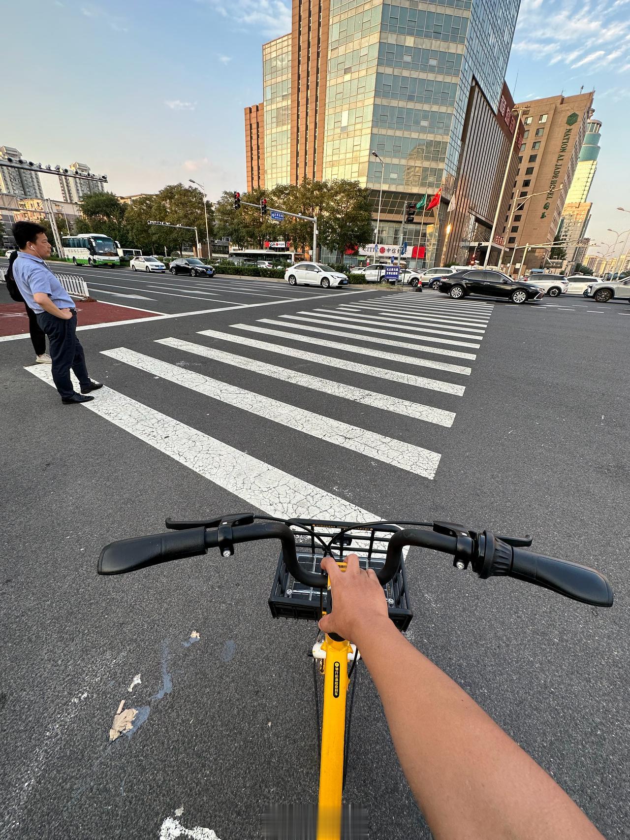 赶上晚高峰了，果断把车扔一边，还得靠腿。