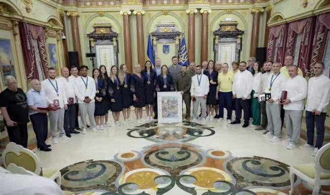 在2月6日开幕的米兰科尔蒂纳冬奥会前夕，乌克兰青年体育部长马特比.比德尼接受了每