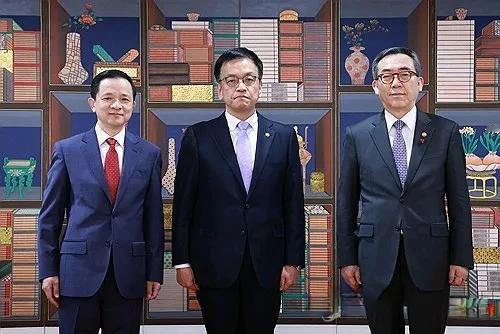 代代总统崔相穆比韩悳洙略胜一筹
至少以总统权限收到了9国驻韩大使的国书，还合了影