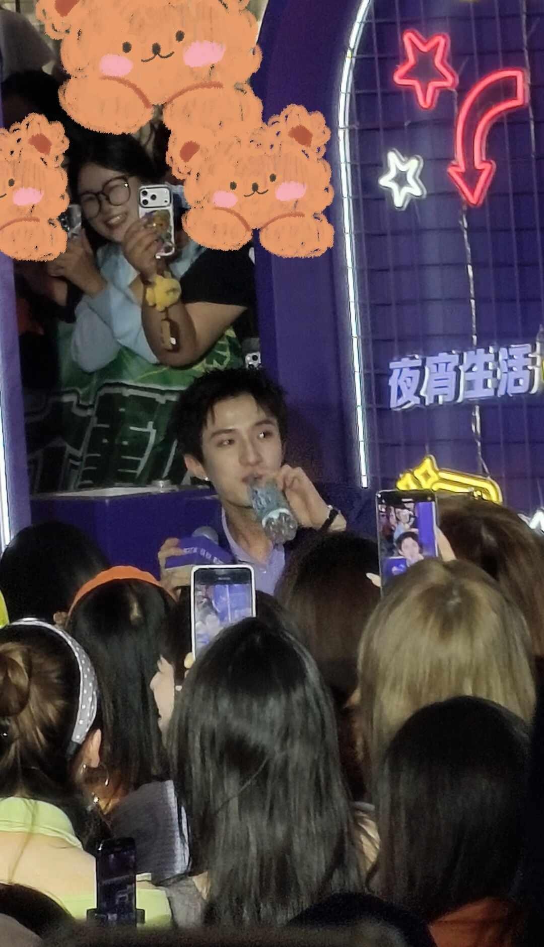 捞捞这个姐妹
捞捞今天王一珩纯悦见面会的这个姐妹，侵权可删！(宝宝你好萌！[爱慕