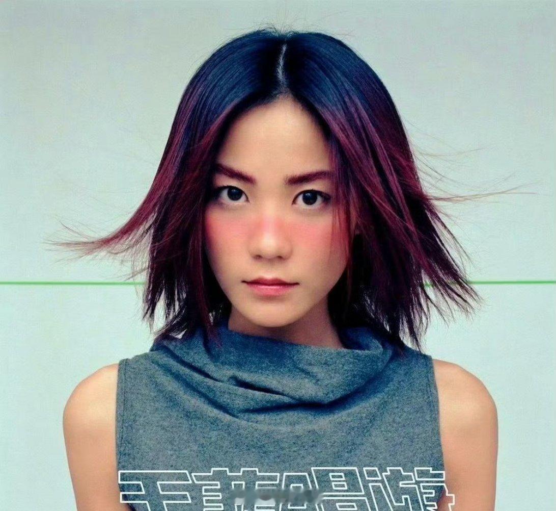 单依纯新歌的MV造型跟之前王菲的妆造相似度好高啊，之前也是有不少造型有点类似，这