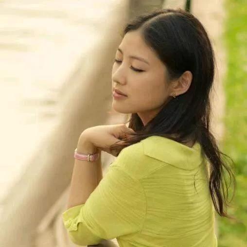 温柔的光影，静谧的午后，沉思的少女