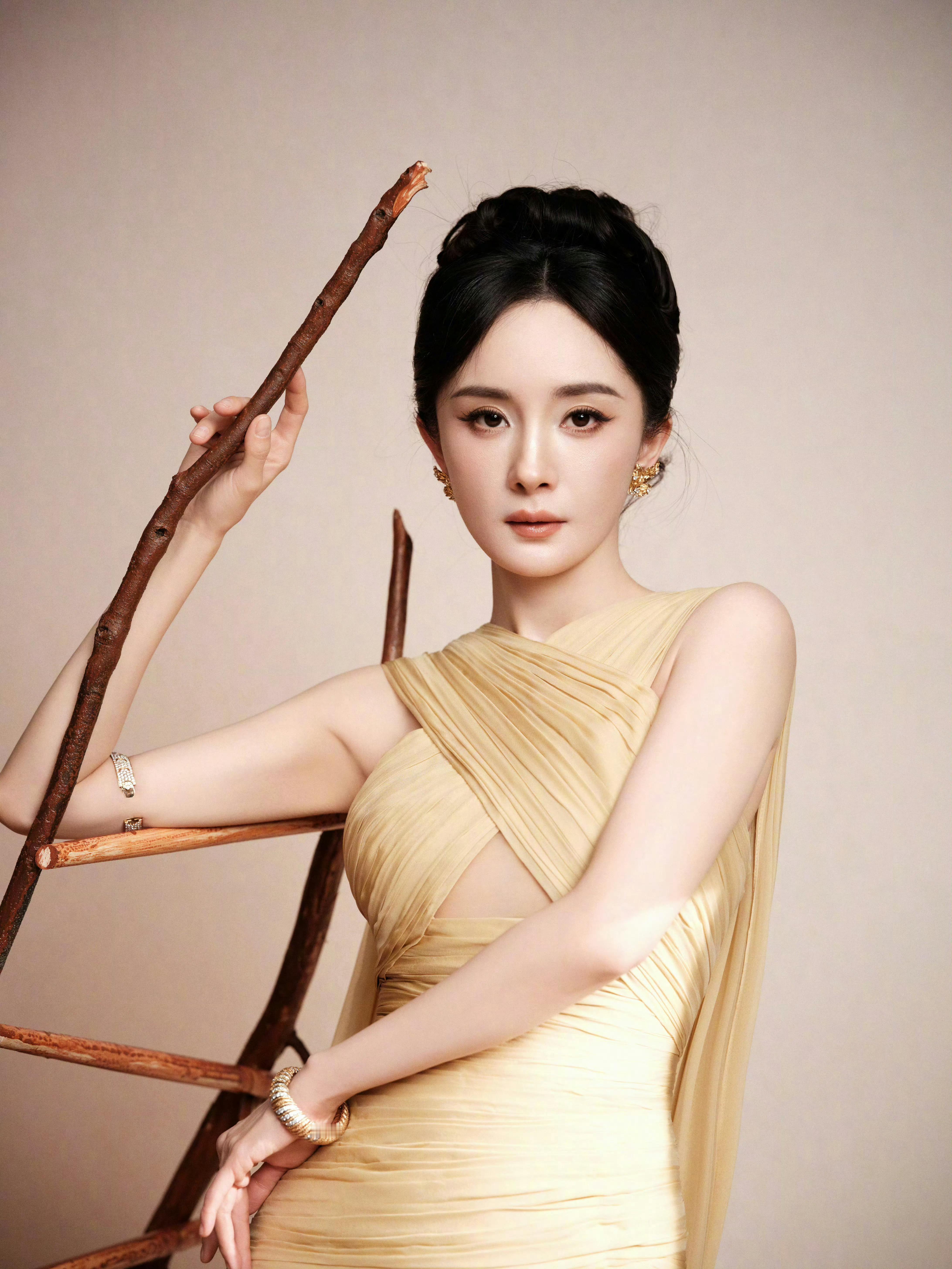 杨幂 祖海女王杨幂三登祖海穆拉高定，以唯一亚洲面孔入选品牌年度红毯造型。巴洛克宫