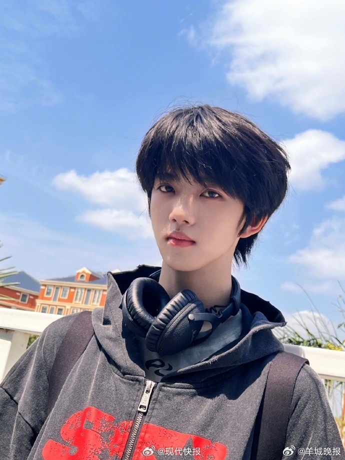 【#我们的少年时代2少年成长进行时#】青春的意义，是并肩奔跑、是勇敢追梦、是在跌