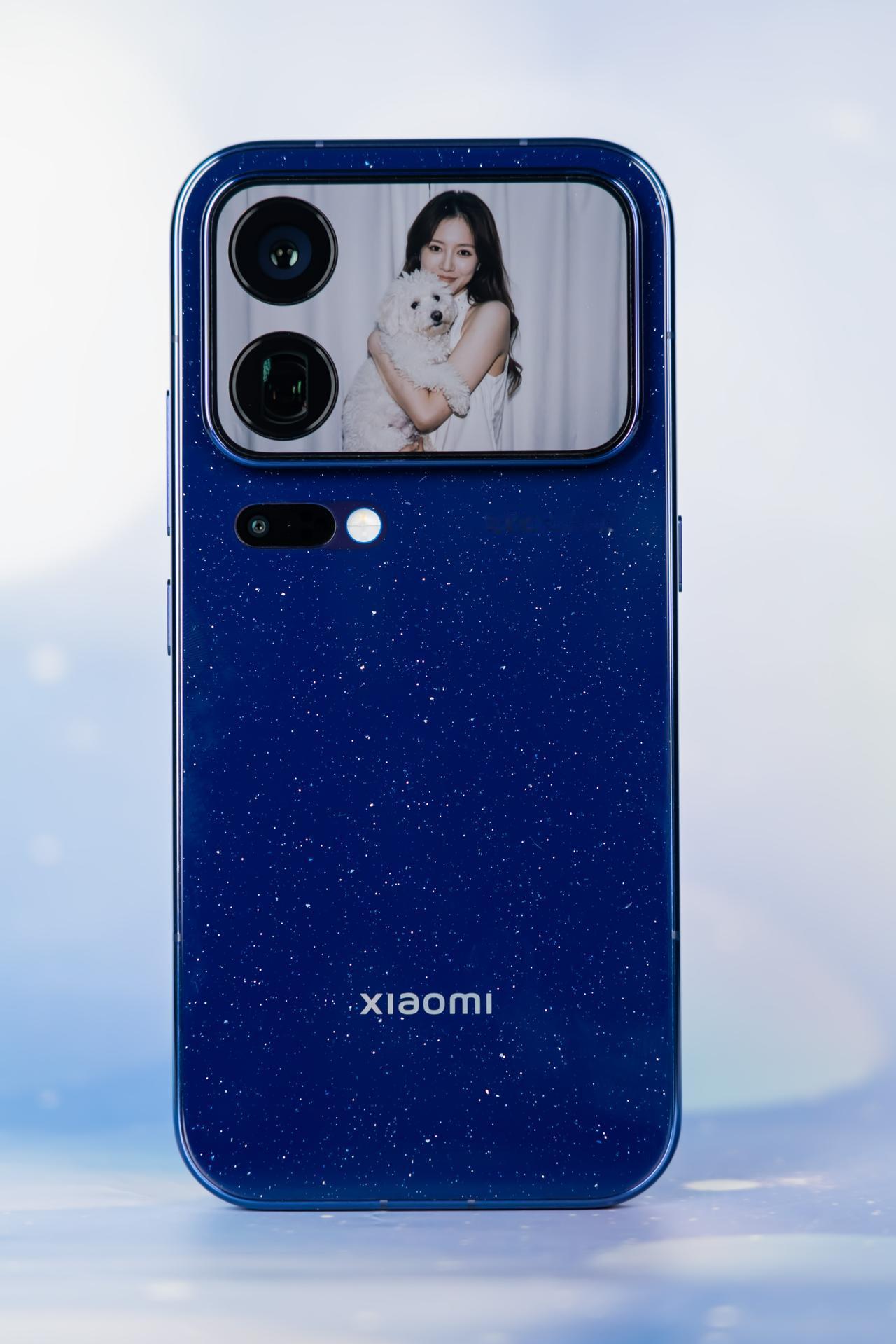 小米18 Pro「星河蓝」
深邃蓝调缀着细腻星芒，光影流转氛围感十足，这个配色太