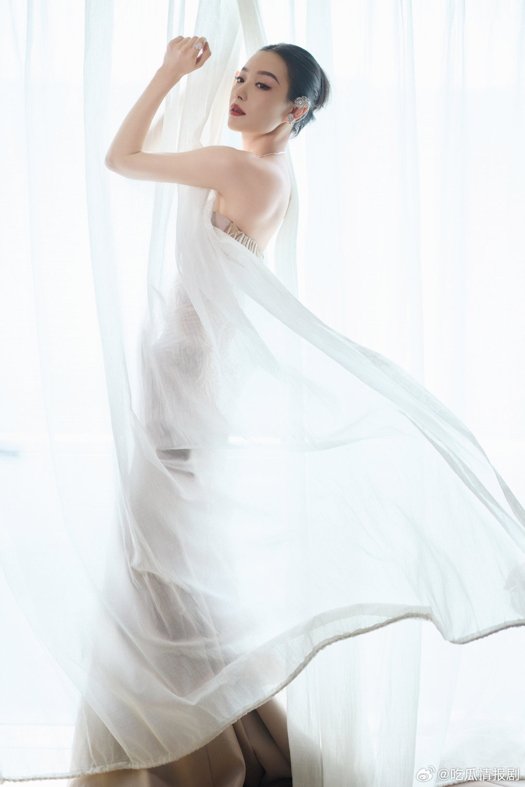 倪妮 大光明大红唇的杀伤力 一袭裸粉缎面鱼尾裙，如晨曦初照的云霞，轻柔却不失力量