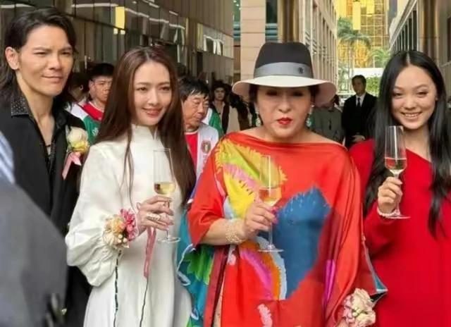 向太和李连杰关系绝非一般！

向太的澳门私房菜馆开业，李连杰特地带女儿一起出席剪