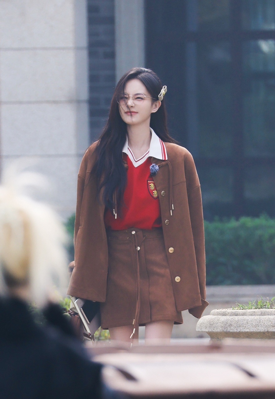娱乐[超话]  李一桐美拉德look  李一桐学院风造型 被李一桐学院风造型美晕