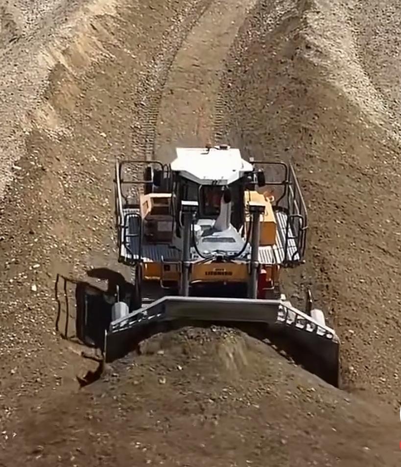 黄土高坡大治理，引来无数奇思妙想，远看密密麻麻快速移动的的一台台推土机，挖掘机，