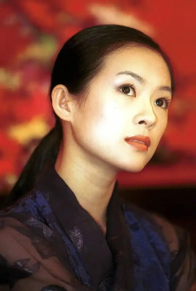 张艺谋谈章子怡：“她脸上写满野心，能成功不是靠运气，而是抓住机会并付出艰辛努力‌