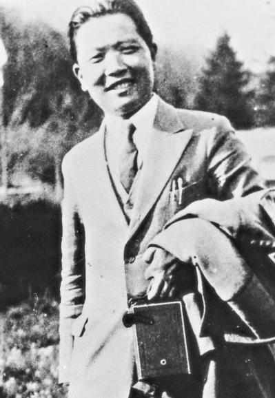 50年代初，新疆迪化监狱里一个戴着镣铐的中年人被临时叫出牢房，他神情疲惫，还以为